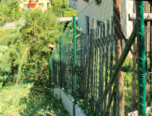 Montáž čtyřhranného pletiva a podhrabové desky – Kozolupy Montáž čtyřhranného pletiva a podhrabové desky – Kozolupy